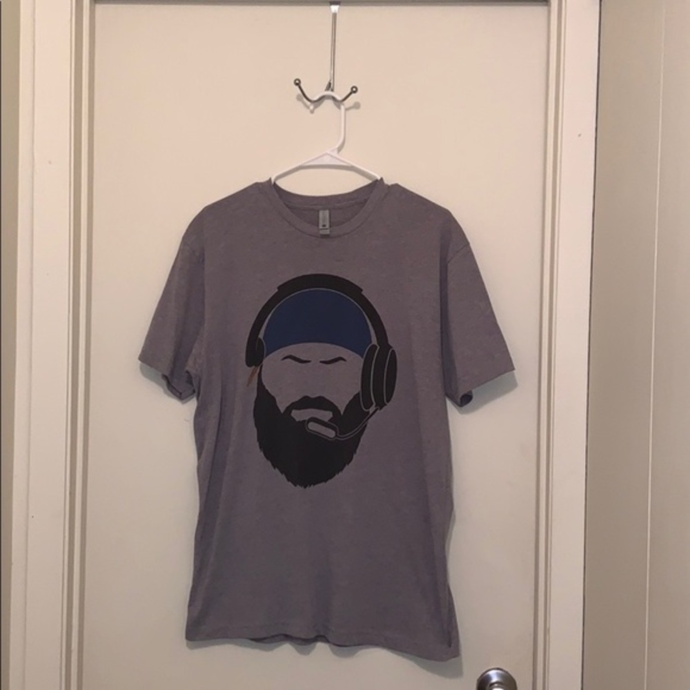 Men’s Graphic Tee size large new without t…